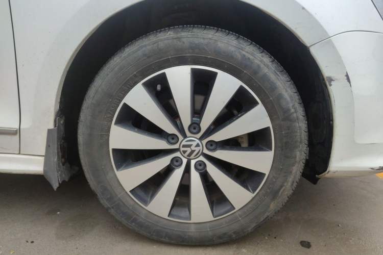Used Volkswagen Sagitar 2018 1.6L Automatic Comfort Model Right Front Wheel Hub