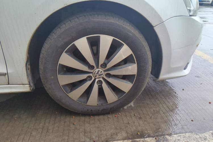 Used Volkswagen Sagitar 2018 1.6L Automatic Comfort Model Right Front Wheel Hub