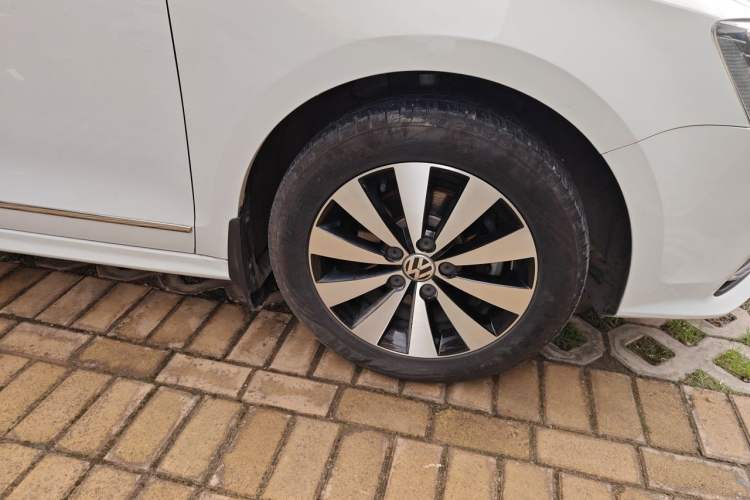 Used Volkswagen Sagitar 2018 1.6L Automatic Comfort Model Right Front Wheel Hub