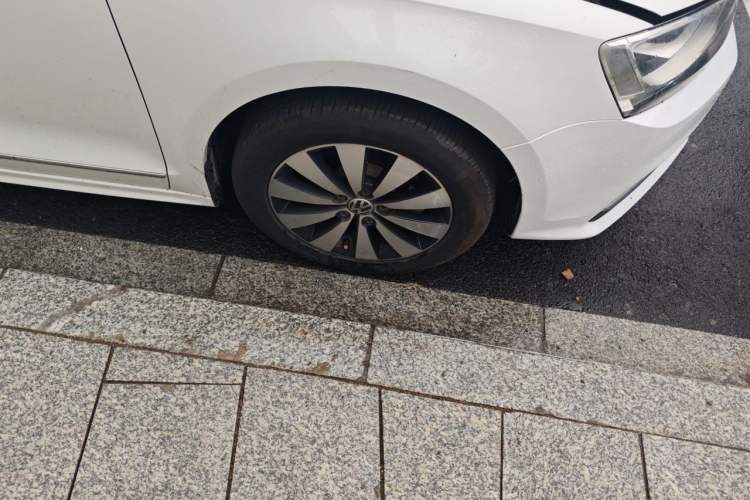 Used Volkswagen Sagitar 2018 1.6L Manual Comfort Model Right Front Wheel Hub