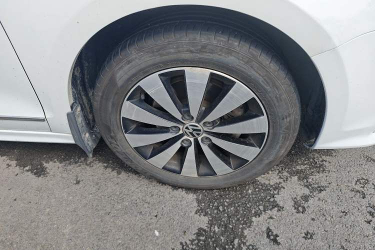Used Volkswagen Sagitar 2018 180TSI DSG Prestige Edition Right Front Wheel Hub