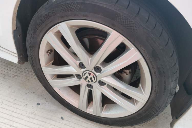 Used Volkswagen Sagitar 2018 280TSI DSG Ignite Edition Right Front Wheel Hub