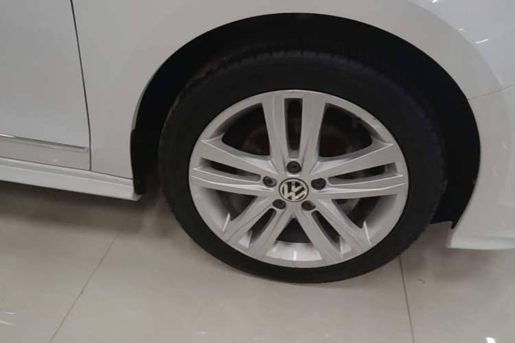 Used Volkswagen Sagitar 2018 280TSI DSG Ignite Edition Right Front Wheel Hub