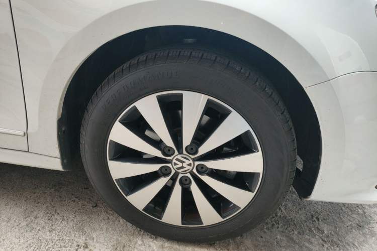 Used Volkswagen Sagitar 2018 1.6L Automatic Comfort Model Right Front Wheel Hub