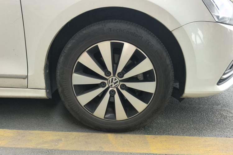 Used Volkswagen Sagitar 2018 1.6L Automatic Comfort Model Right Front Wheel Hub