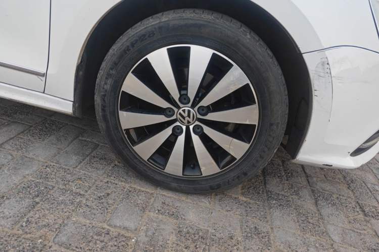 Used Volkswagen Sagitar 2018 1.6L Automatic Comfort Model Right Front Wheel Hub