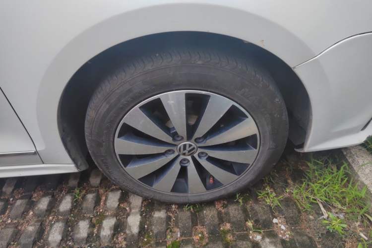 Used Volkswagen Sagitar 2018 1.6L Automatic Comfort Model Right Front Wheel Hub