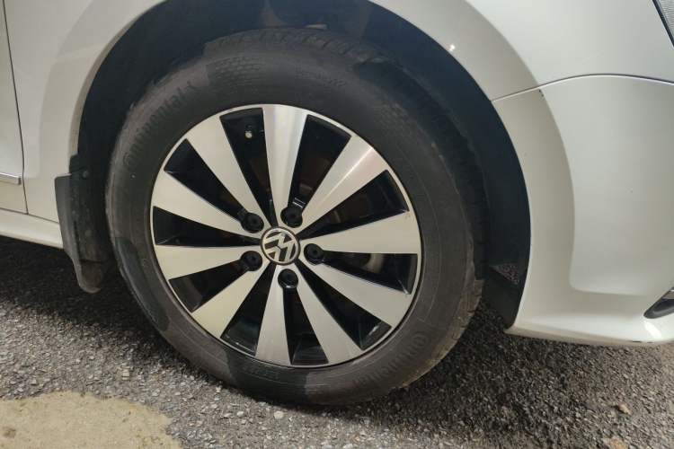 Used Volkswagen Sagitar 2018 1.6L Automatic Comfort Model Right Front Wheel Hub