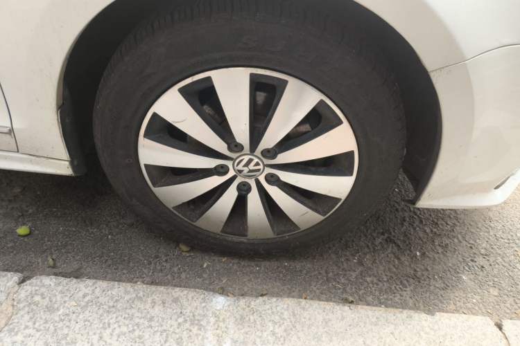 Used Volkswagen Sagitar 2018 1.6L Automatic Comfort Model Right Front Wheel Hub