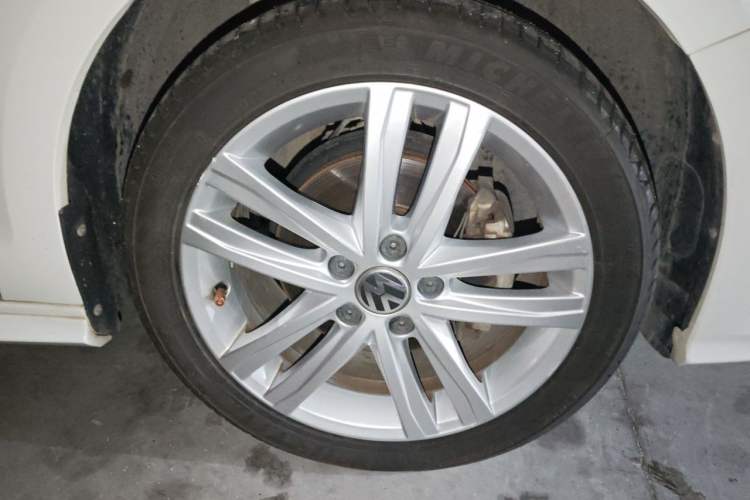 Used Volkswagen Sagitar 2018 280TSI DSG Ignite Edition Right Front Wheel Hub