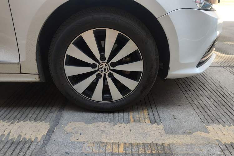 Used Volkswagen Sagitar 2018 1.6L Automatic Comfort Model Right Front Wheel Hub