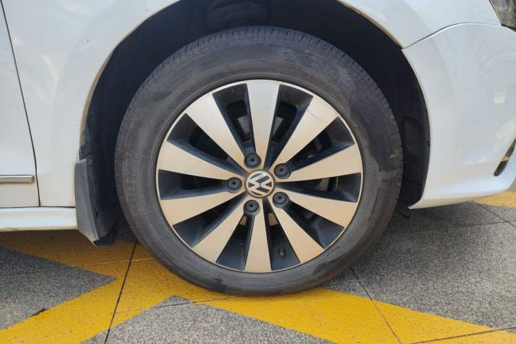 Used Volkswagen Sagitar 2018 1.6L Automatic Comfort Model Right Front Wheel Hub