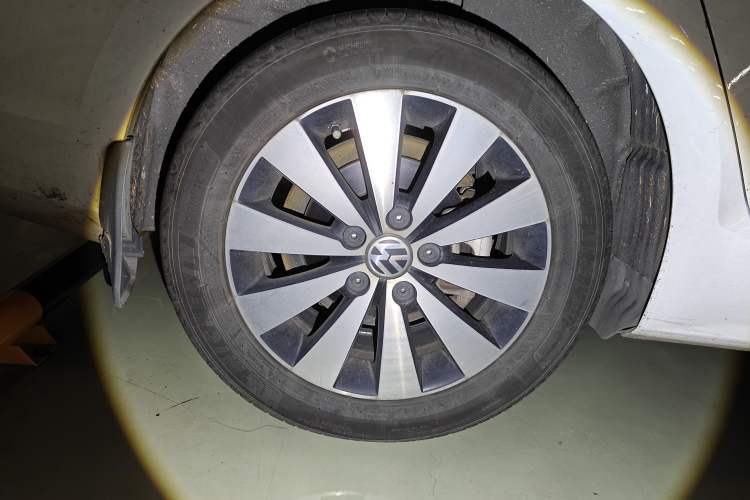 Used Volkswagen Sagitar 2018 1.6L Automatic Comfort Model Right Front Wheel Hub