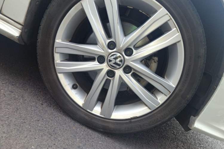 Used Volkswagen Sagitar 2018 280TSI DSG Ignite Edition Right Front Wheel Hub