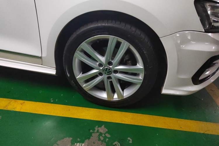 Used Volkswagen Sagitar 2018 280TSI DSG Ignite Edition Right Front Wheel Hub