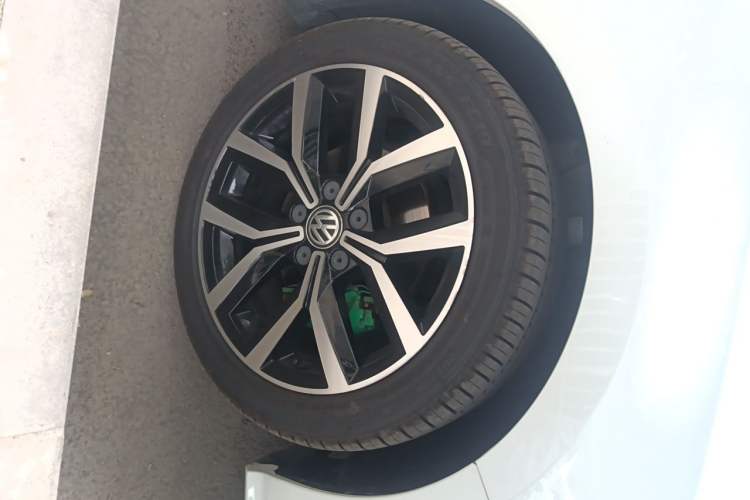 Used Volkswagen Sagitar 2018 280TSI DSG Ignite Edition Right Front Wheel Hub