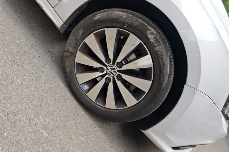 Used Volkswagen Sagitar 2018 1.6L Automatic Comfort Model Right Front Wheel Hub