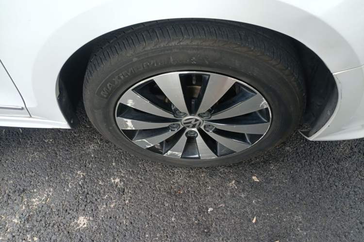 Used Volkswagen Sagitar 2018 1.6L Automatic Comfort Model Right Front Wheel Hub