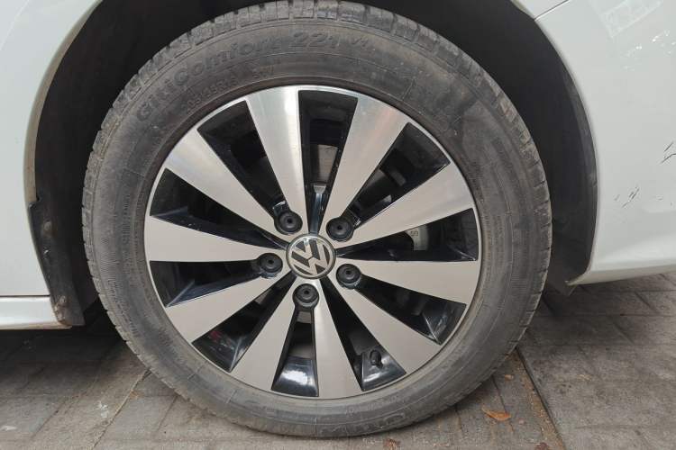 Used Volkswagen Sagitar 2018 1.6L Automatic Comfort Model Right Front Wheel Hub