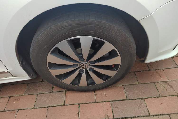 Used Volkswagen Sagitar 2018 1.6L Automatic Comfort Model Right Front Wheel Hub