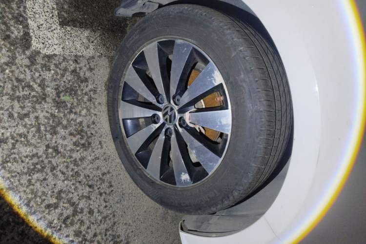 Used Volkswagen Sagitar 2018 1.6L Automatic Comfort Model Right Front Wheel Hub