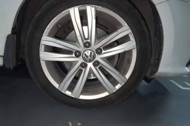 Used Volkswagen Sagitar 2018 280TSI DSG Luxury Model Right Front Wheel Hub