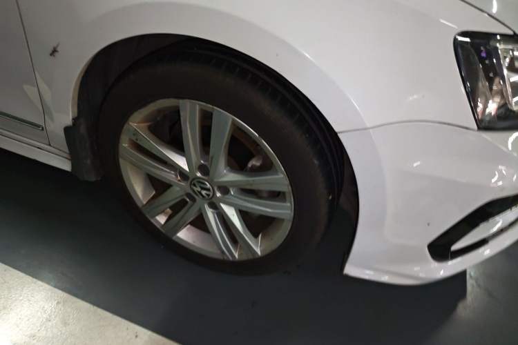 Used Volkswagen Sagitar 2018 280TSI DSG Ignite Edition Right Front Wheel Hub