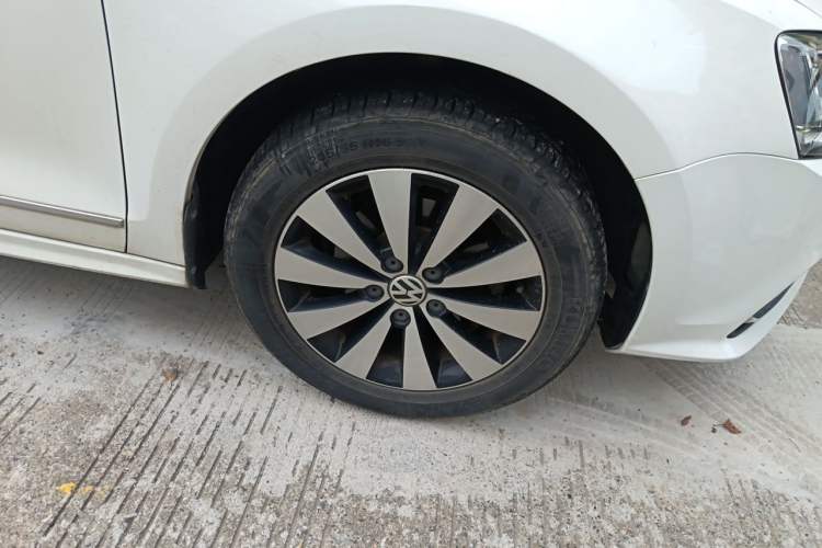 Used Volkswagen Sagitar 2018 1.6L Manual Comfort Model Right Front Wheel Hub