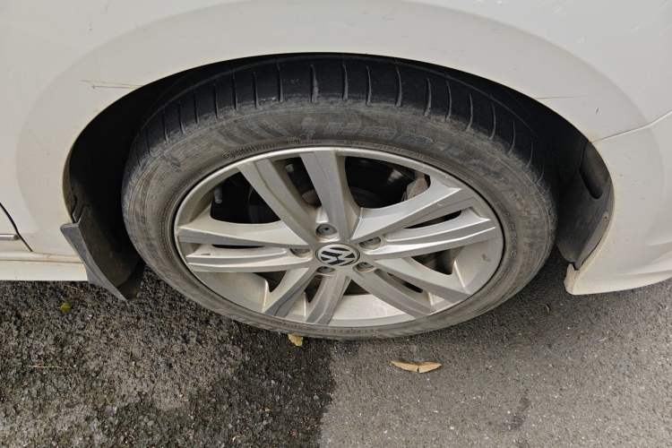 Used Volkswagen Sagitar 2018 280TSI DSG Ignite Edition Right Front Wheel Hub