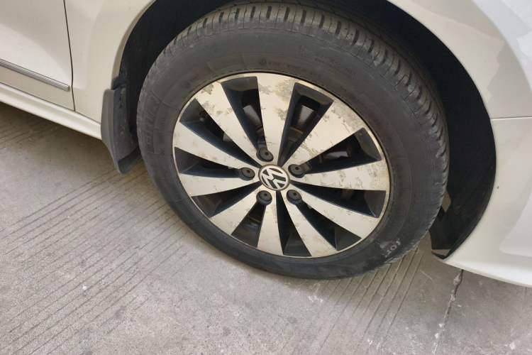 Used Volkswagen Sagitar 2018 1.6L Automatic Comfort Model Right Front Wheel Hub