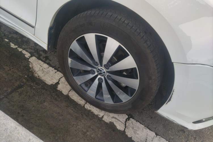 Used Volkswagen Sagitar 2018 1.6L Manual Comfort Model Right Front Wheel Hub