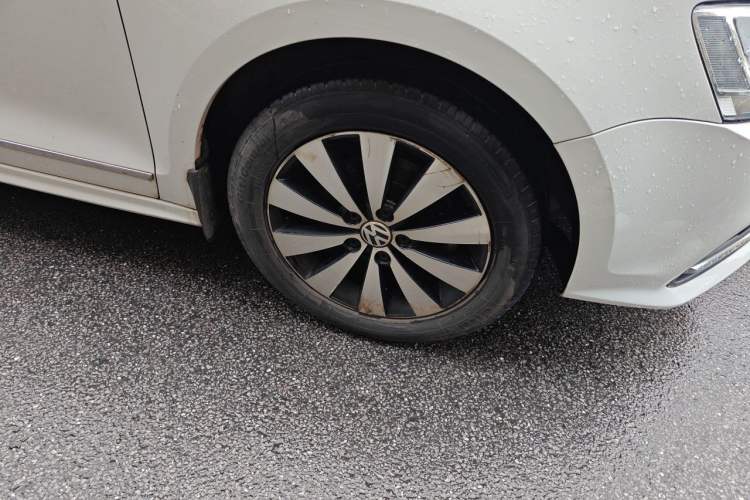 Used Volkswagen Sagitar 2018 1.6L Automatic Comfort Model Right Front Wheel Hub