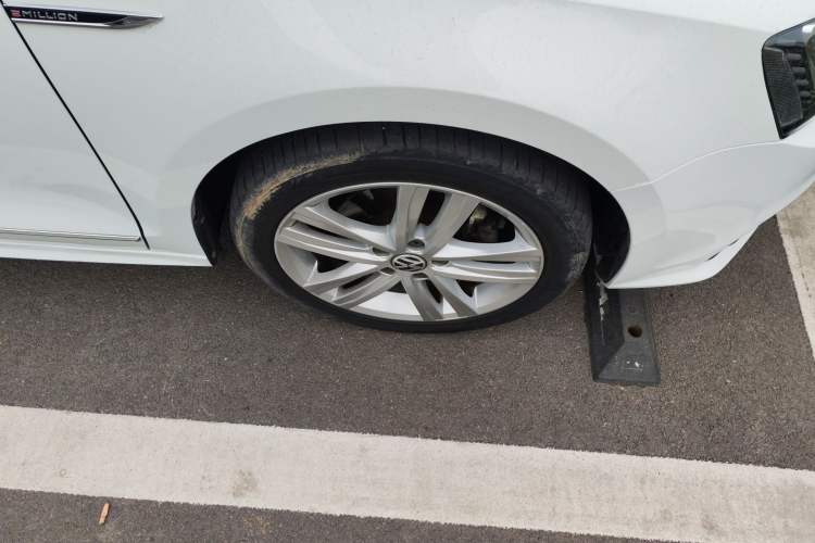 Used Volkswagen Sagitar 2018 280TSI DSG Luxury Model Right Front Wheel Hub