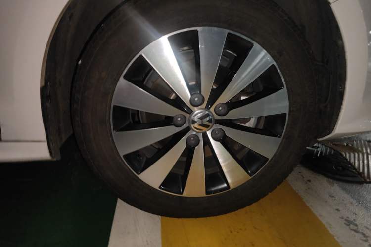 Used Volkswagen Sagitar 2018 1.6L Automatic Comfort Model Right Front Wheel Hub