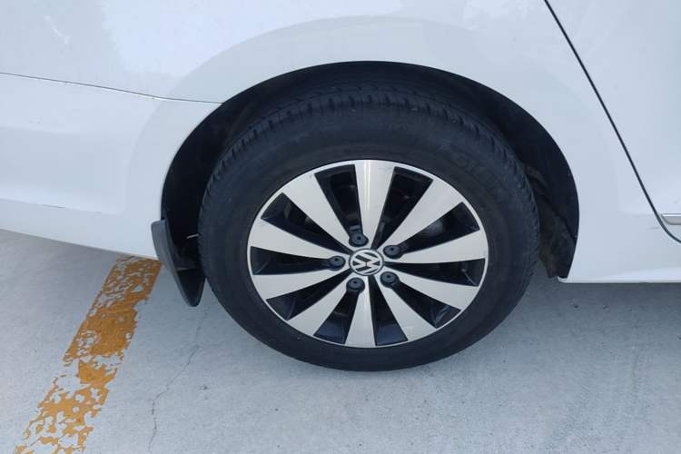 Used Volkswagen Sagitar 2018 1.6L Automatic Comfort Model Right Rear Wheel Hub