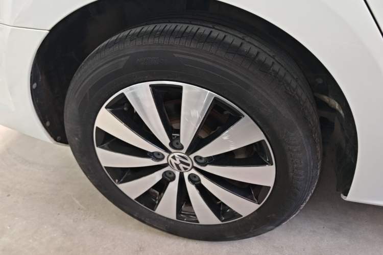 Used Volkswagen Sagitar 2018 1.6L Automatic Comfort Model Right Rear Wheel Hub