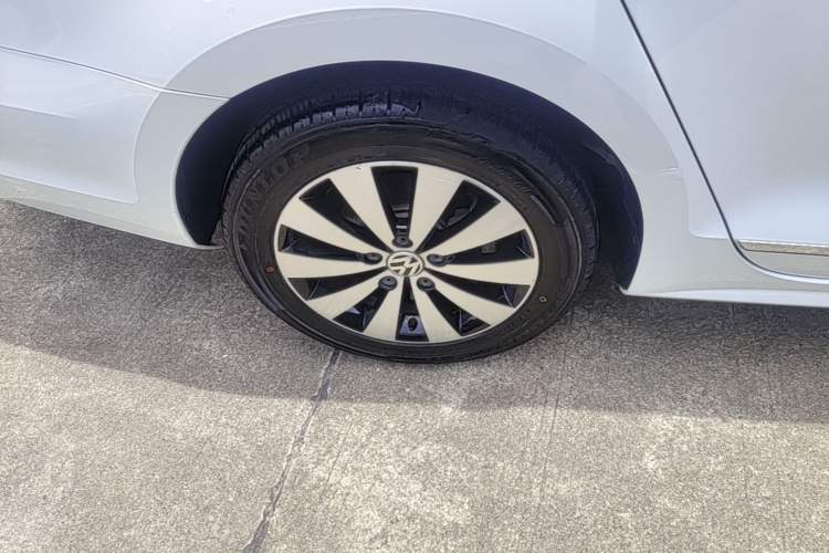 Used Volkswagen Sagitar 2018 1.6L Automatic Comfort Model Right Rear Wheel Hub