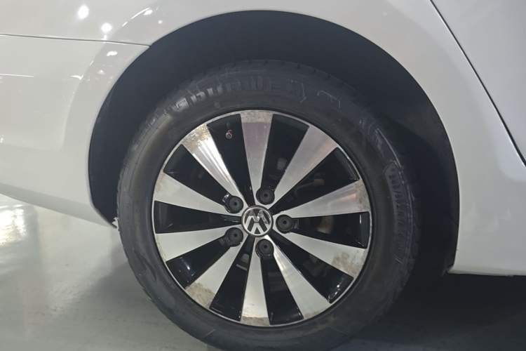 Used Volkswagen Sagitar 2018 1.6L Automatic Comfort Model Right Rear Wheel Hub