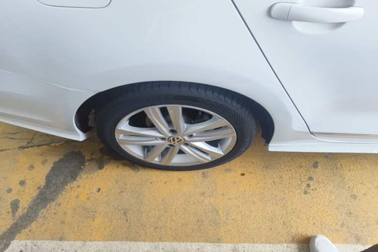 Used Volkswagen Sagitar 2018 280TSI DSG Ignite Edition Right Rear Wheel Hub
