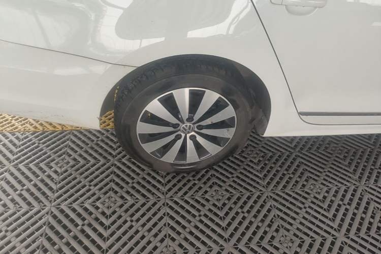 Used Volkswagen Sagitar 2018 1.6L Automatic Comfort Model Right Rear Wheel Hub