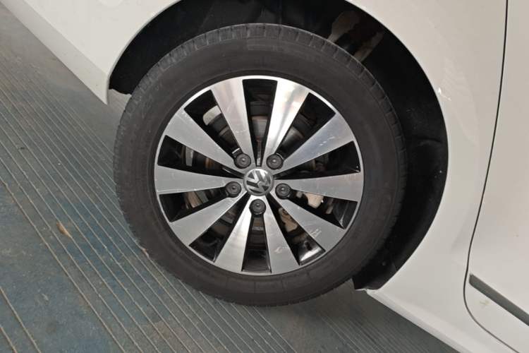 Used Volkswagen Sagitar 2018 1.6L Automatic Comfort Model Right Rear Wheel Hub