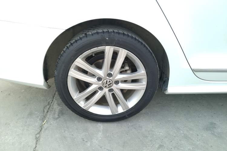 Used Volkswagen Sagitar 2018 280TSI DSG Ignite Edition Right Rear Wheel Hub