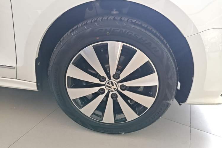 Used Volkswagen Sagitar 2018 1.6L Automatic Comfort Model Right Rear Wheel Hub