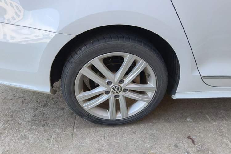 Used Volkswagen Sagitar 2018 280TSI DSG Ignite Edition Right Rear Wheel Hub