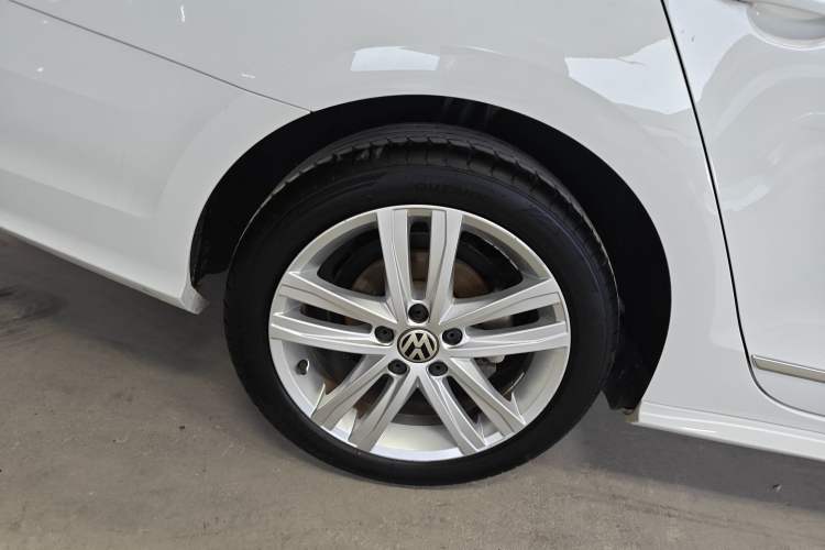 Used Volkswagen Sagitar 2018 280TSI DSG Ignite Edition Right Rear Wheel Hub