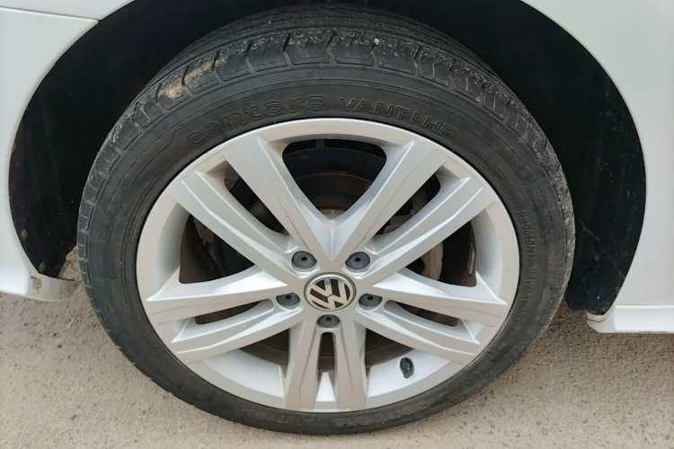 Used Volkswagen Sagitar 2018 280TSI DSG Ignite Edition Right Rear Wheel Hub