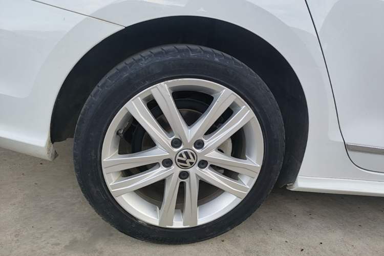 Used Volkswagen Sagitar 2018 280TSI DSG Ignite Edition Right Rear Wheel Hub