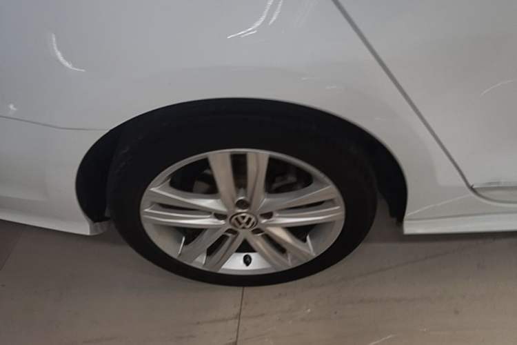 Used Volkswagen Sagitar 2018 280TSI DSG Ignite Edition Right Rear Wheel Hub
