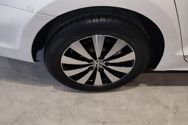 Used Volkswagen Sagitar 2018 1.6L Automatic Comfort Model Right Rear Wheel Hub