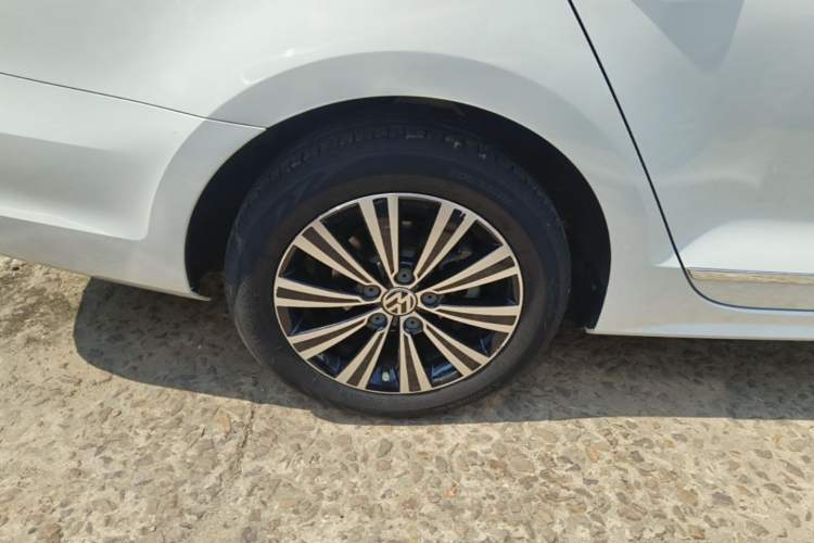 Used Volkswagen Sagitar 2018 1.6L Automatic Comfort Model Right Rear Wheel Hub
